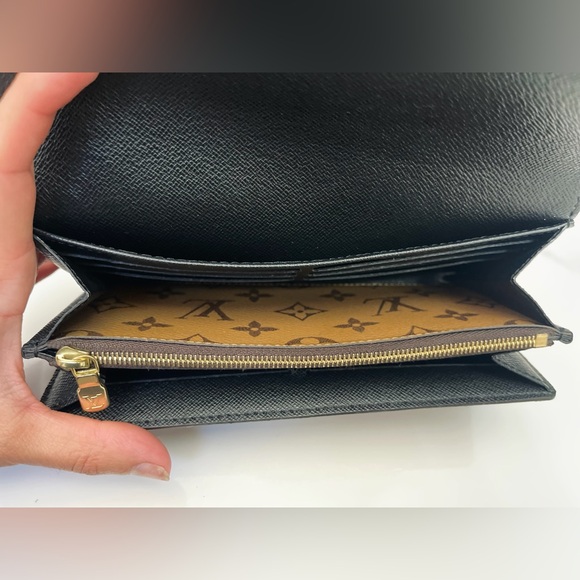 LOUIS VUITTON
Reverse Monogram Giant Sarah Wallet - Picture 4 of 12